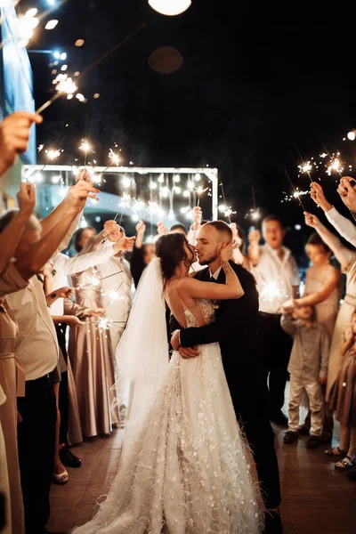 Šťastný Mladý Pár Novomanželů Líbání — Stock fotografie