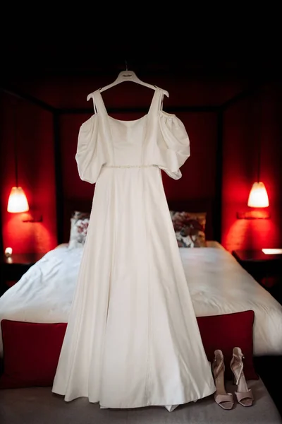 Біла Весільна Сукня Вранці Висить — стокове фото