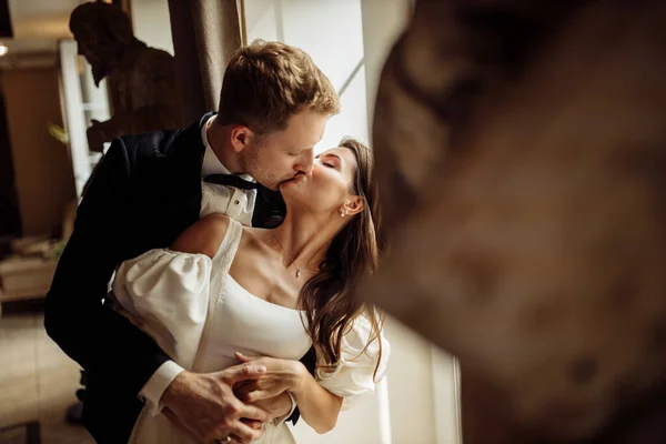 Feliz Jovem Belo Casal Recém Casados Beijando — Fotografia de Stock