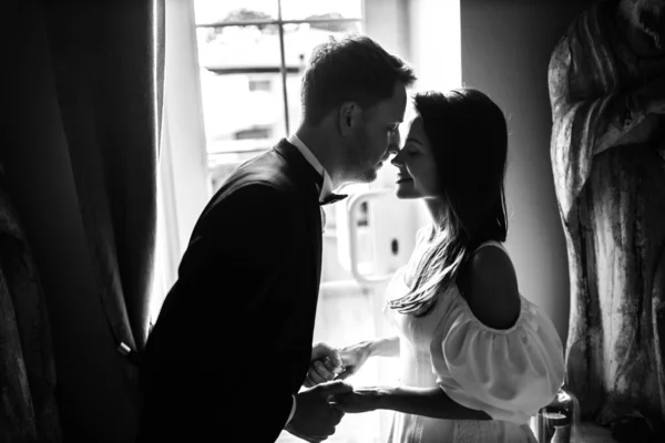 Mutlu Genç Güzel Yeni Evli Çift Öpüşüyor — Stok fotoğraf