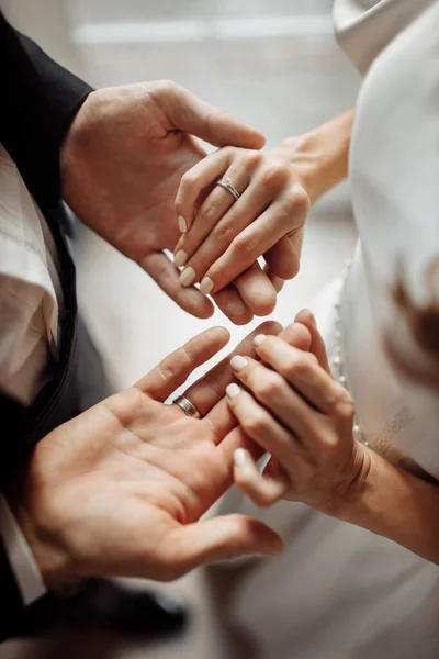 Groom Holding Hands Bride — Stock Photo, Image