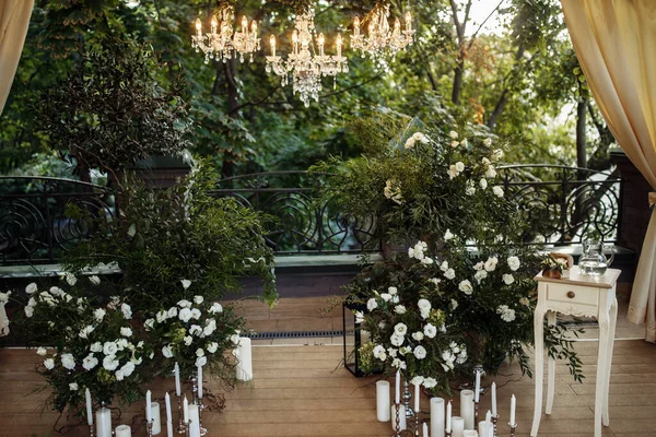 Esküvői Asztal Beállítása Virágokkal Gyertyákkal — Stock Fotó