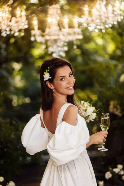 Delikat Vacker Ung Brud Med Champagne — Stockfoto