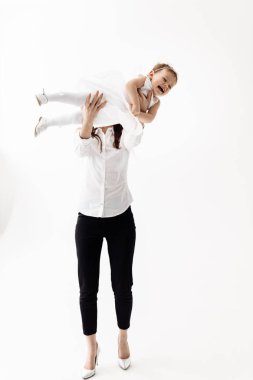 Mutlu anne ve kız stüdyoda eğleniyorlar.