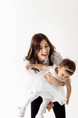 Mutlu anne ve kız stüdyoda eğleniyorlar.