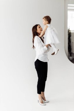 Mutlu anne ve kız stüdyoda eğleniyorlar.