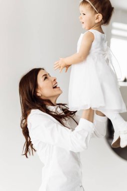 Mutlu anne ve kız stüdyoda eğleniyorlar.