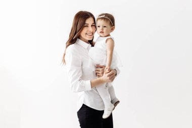 Mutlu anne ve kız stüdyoda eğleniyorlar.