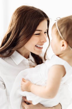 Mutlu anne ve kız stüdyoda eğleniyorlar.