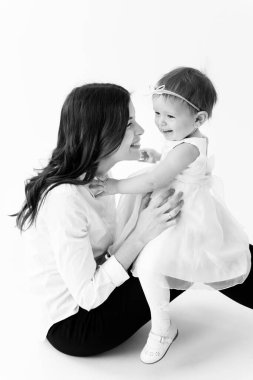 Mutlu anne ve kız stüdyoda eğleniyorlar.