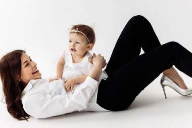 Mutlu anne ve kız stüdyoda eğleniyorlar.