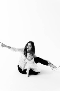 Mutlu anne ve kız stüdyoda eğleniyorlar.