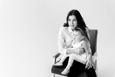 Mutlu anne ve kız stüdyoda eğleniyorlar.