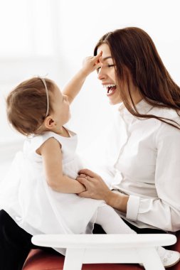 Mutlu anne ve kız stüdyoda eğleniyorlar.