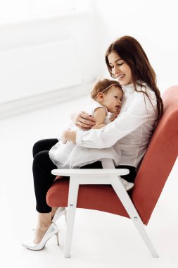 Mutlu anne ve kız stüdyoda eğleniyorlar.