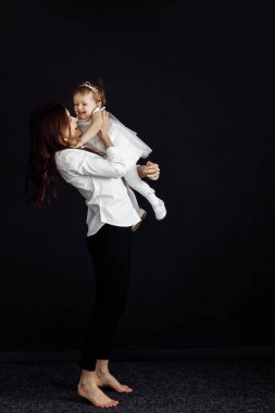 Mutlu anne ve kız stüdyoda eğleniyorlar.