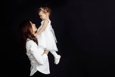 Mutlu anne ve kız stüdyoda eğleniyorlar.