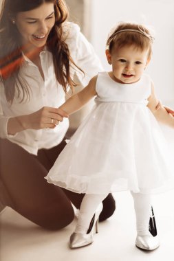 Mutlu anne ve kız onun yerinde yürüyor.