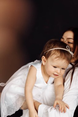 Stüdyoda poz veren mutlu anne ve kız