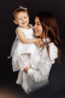 Stüdyoda poz veren mutlu anne ve kız