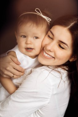 Stüdyoda poz veren mutlu anne ve kız