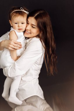 Stüdyoda poz veren mutlu anne ve kız