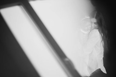 Stüdyoda poz veren mutlu anne ve kız