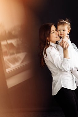 Stüdyoda poz veren mutlu anne ve kız