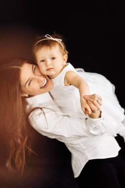 Stüdyoda poz veren mutlu anne ve kız