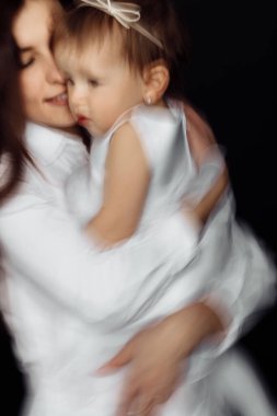 Stüdyoda poz veren mutlu anne ve kız