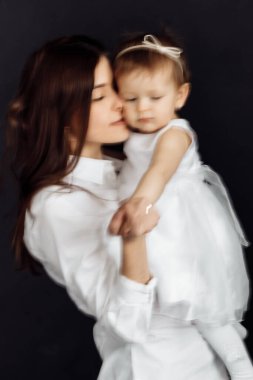 Stüdyoda poz veren mutlu anne ve kız