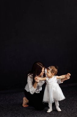 Stüdyoda poz veren mutlu anne ve kız