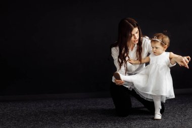 Stüdyoda poz veren mutlu anne ve kız