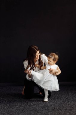 Stüdyoda poz veren mutlu anne ve kız