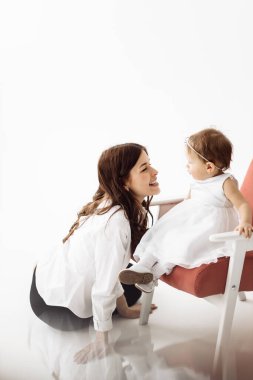 Stüdyoda poz veren mutlu anne ve kız