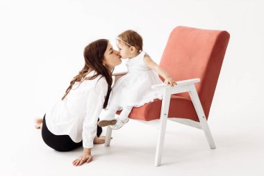 Stüdyoda poz veren mutlu anne ve kız