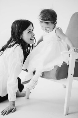 Stüdyoda poz veren mutlu anne ve kız