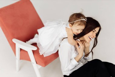 Stüdyoda poz veren mutlu anne ve kız