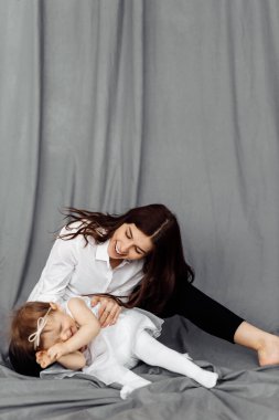 Stüdyoda poz veren mutlu anne ve kız