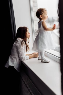 Stüdyoda poz veren mutlu anne ve kız