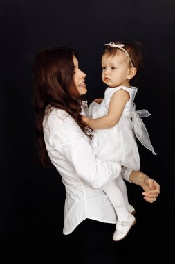 Stüdyoda poz veren mutlu anne ve kız