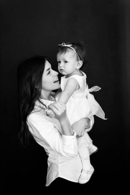 Stüdyoda poz veren mutlu anne ve kız