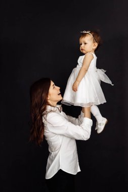 Stüdyoda poz veren mutlu anne ve kız