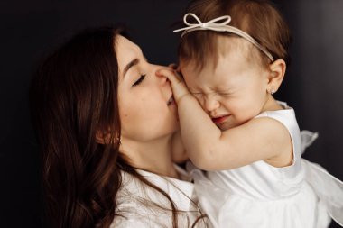 Stüdyoda poz veren mutlu anne ve kız