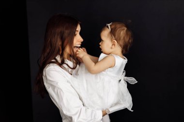 Stüdyoda poz veren mutlu anne ve kız