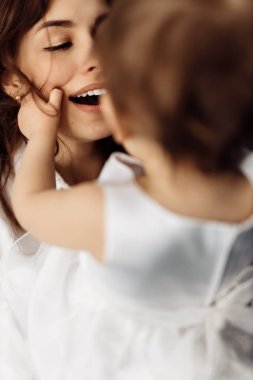 Stüdyoda poz veren mutlu anne ve kız