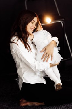 Stüdyoda poz veren mutlu anne ve kız