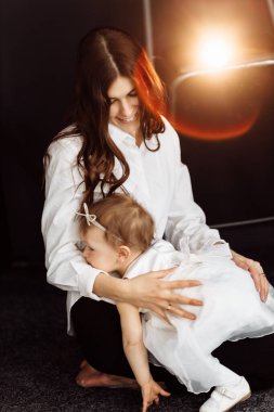 Stüdyoda poz veren mutlu anne ve kız
