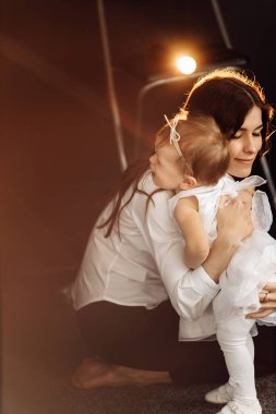 Stüdyoda poz veren mutlu anne ve kız