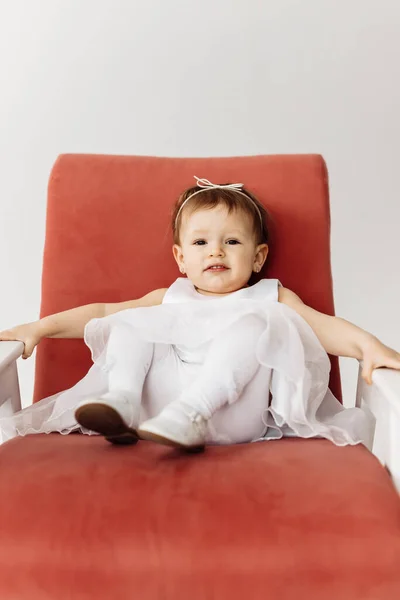 Niedliches Baby Mädchen Sitzt Auf Stuhl — Stockfoto